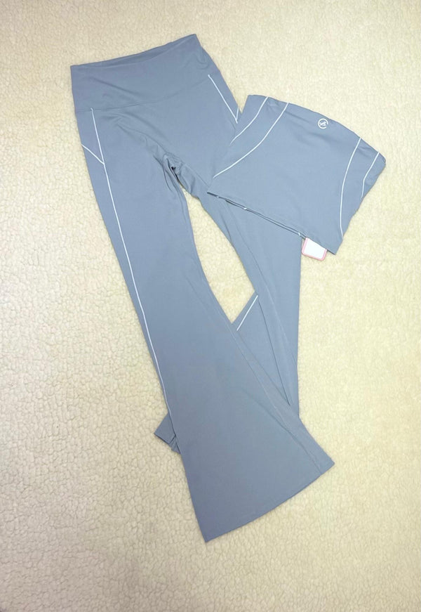 SET DEPORTIVO TOP STRAPLE Y PANTALÓN BOTA ANCHA GRIS (2 PIEZAS)